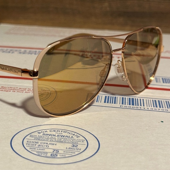 Michael Kors Gold Aviator style Chelsea woman’s Sunglasses. In Rose gold color.